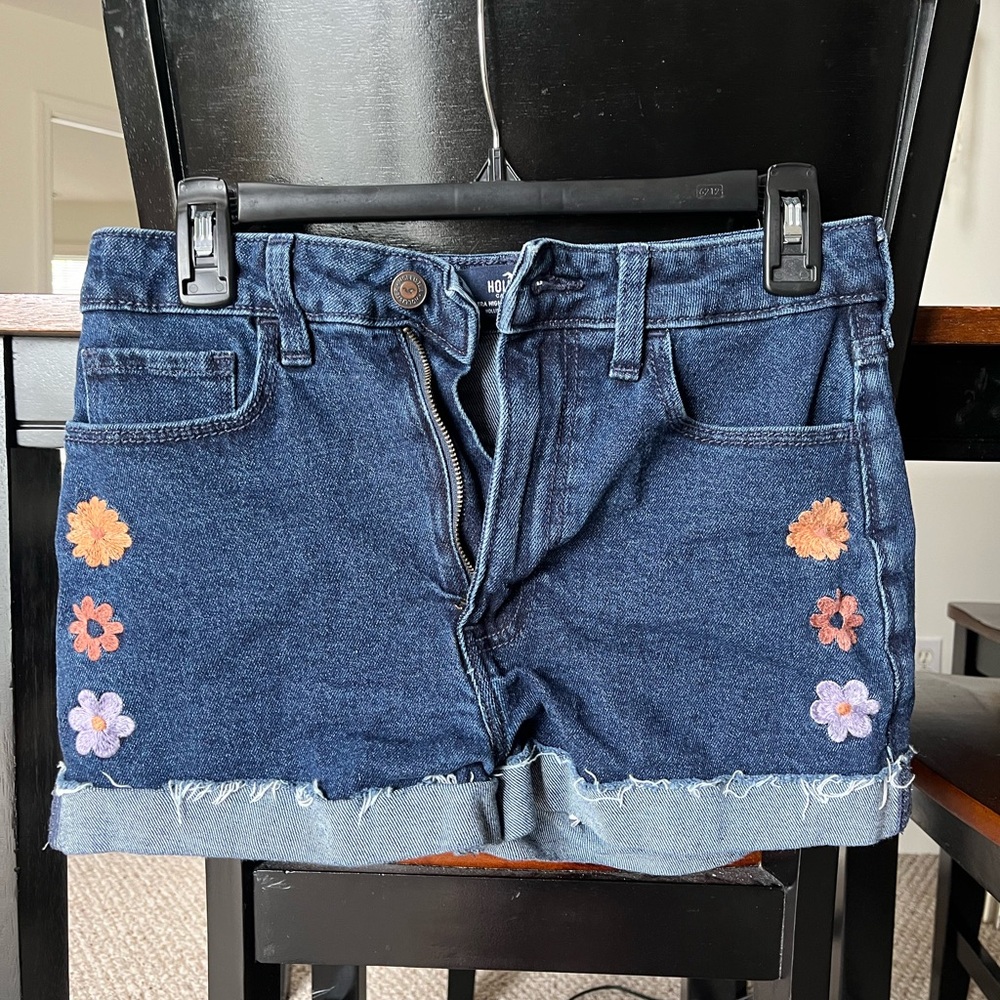 Hollister Embroidered Ultra High-Rise Mom Jean Shorts